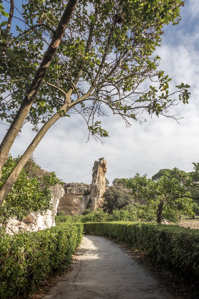 Dans une allée du parc archéologique de Neapolis