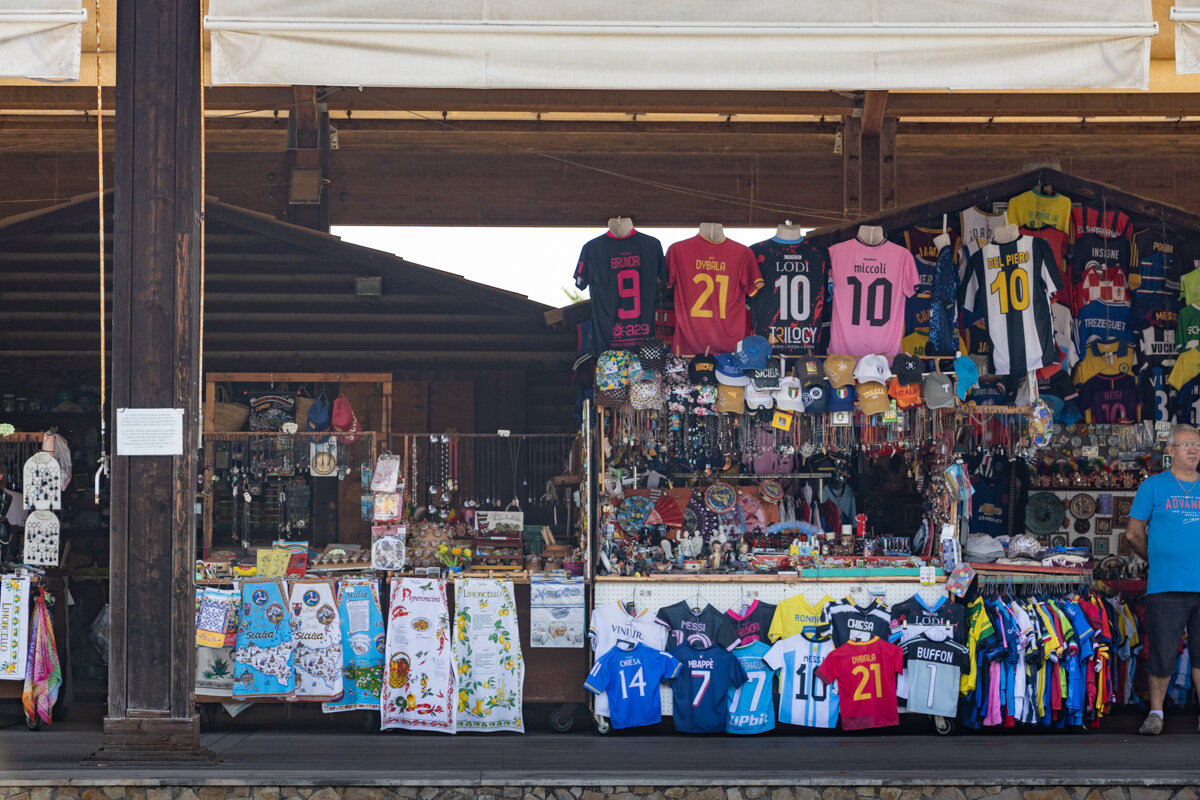 Boutique de souvenirs sur le parking de Neapolis à Syracuse