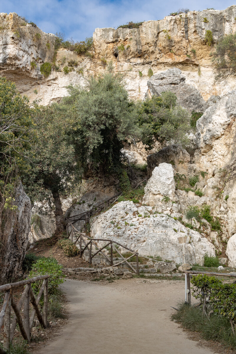 Chemin d'accès aux grottes dans le parc archéologique de Neapolis