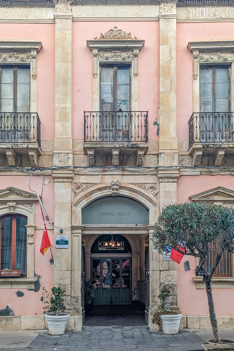 Façade de l'hôtel Posta à Syracuse