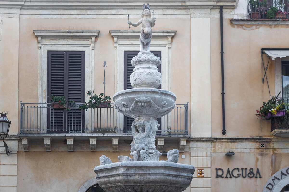 Fontaine de la piazza Duomo à Taormine