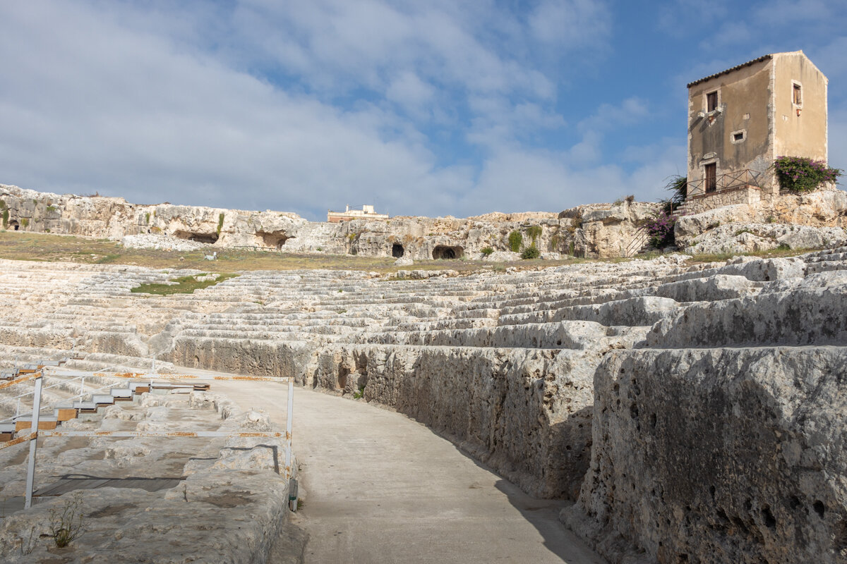 Gradins dans le théâtre grec du parc Neapolis