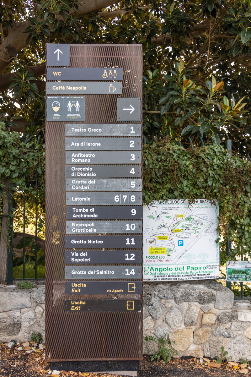 Indication des zones dans le parc archéologique de Neapolis