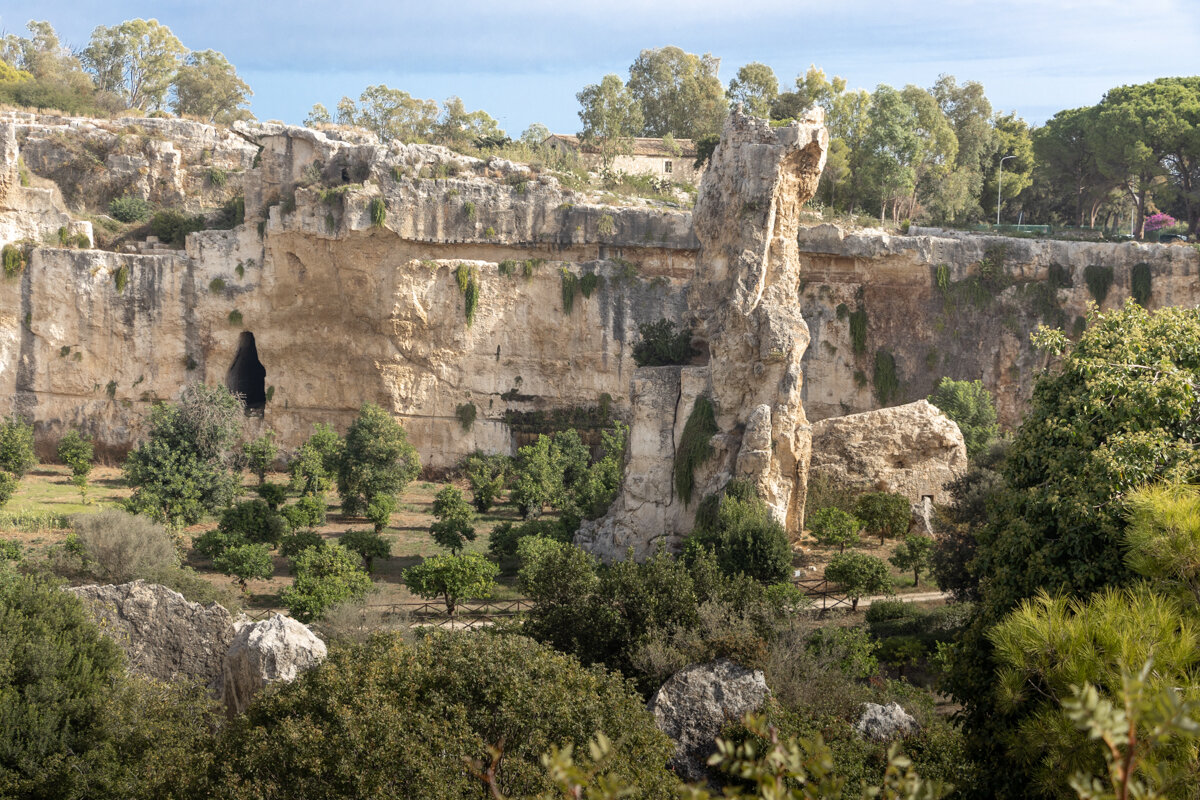 Latomies dans le parc archéologique de Neapolis