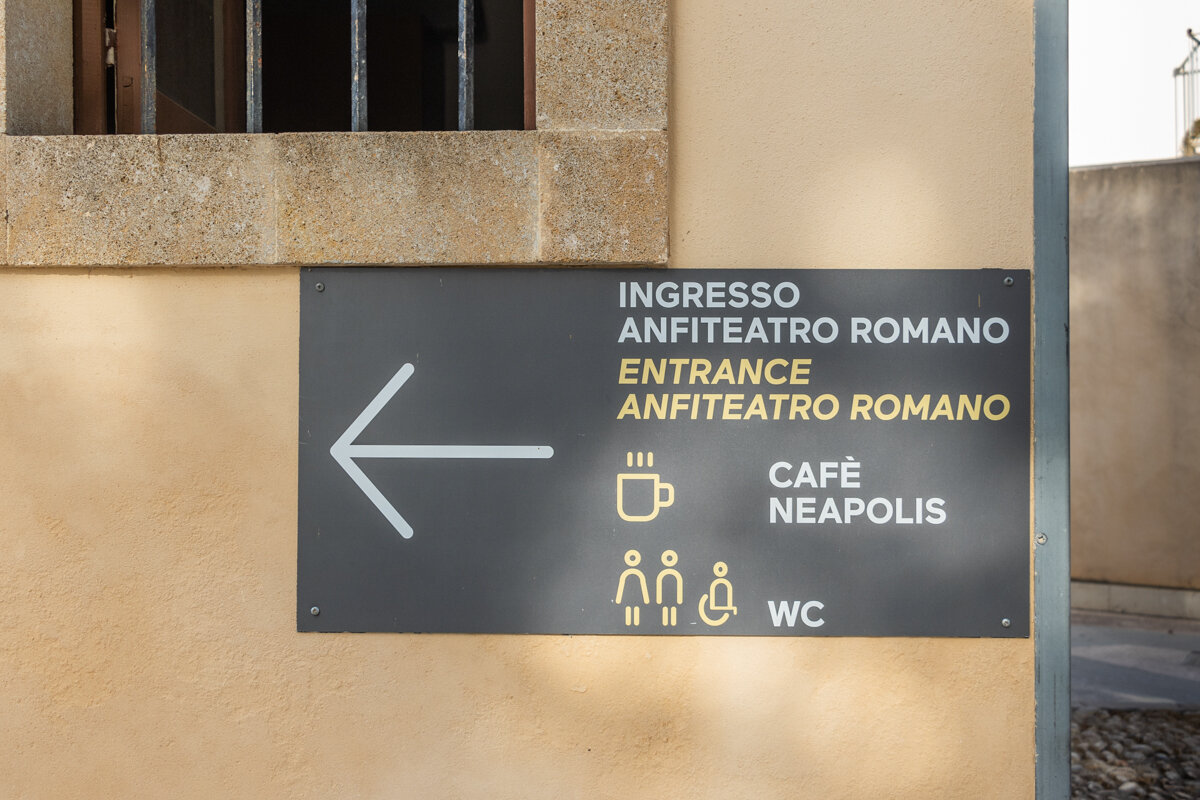 Panneau d'accès à l'entrée du parc archéologique de Neapolis
