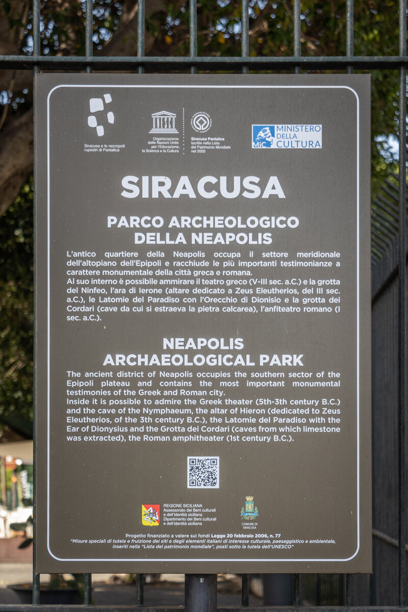 Panneau à l'entrée du parc archéologique de Neapolis