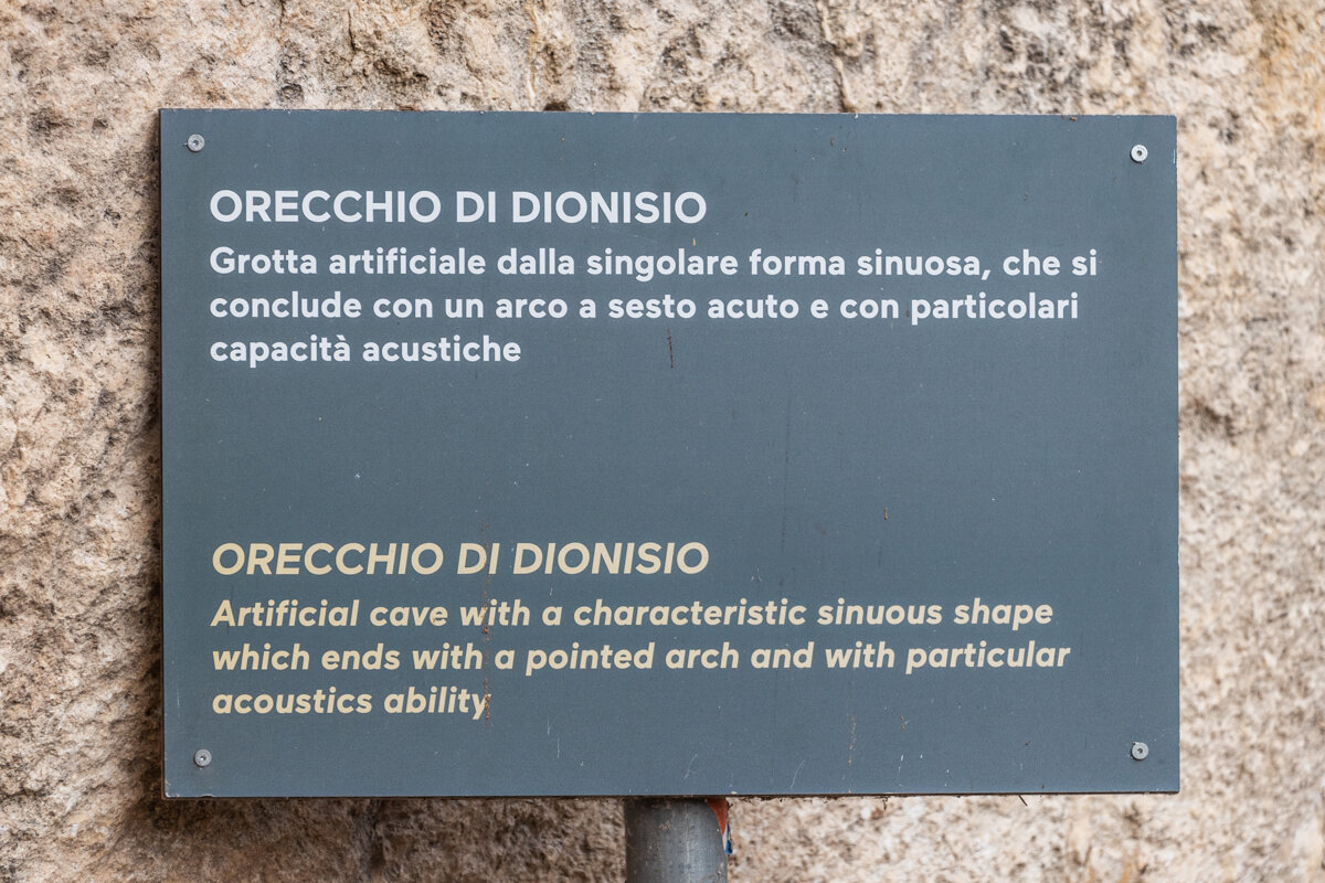 Panneau sur l'oreille de Dionysos dans le parc archéologique de Neapolis