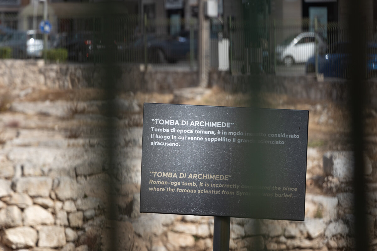 Panneau d'indication au tombeau d'Archimède dans le parc archéologique de Neapolis