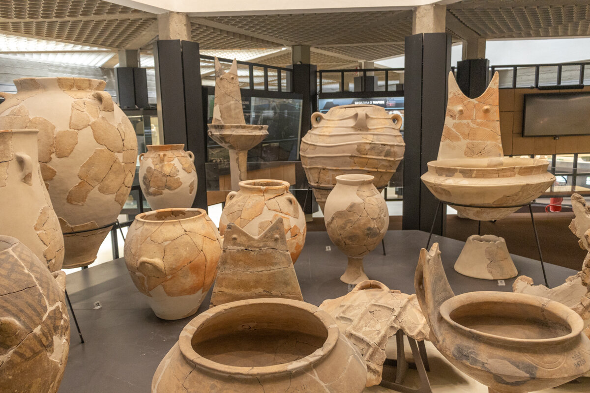 Vases dans le musée archéologique Paolo Orsi de Syracuse