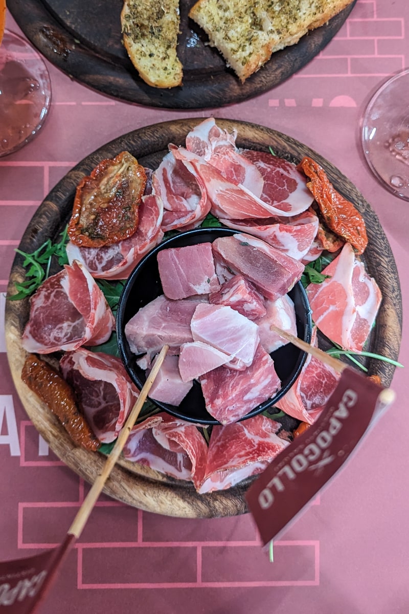 Assiette apéritive de charcuterie à Capocollo à Palerme