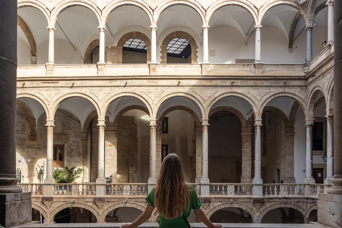 Personne qui admire le Palais des Normands de l'intérieur