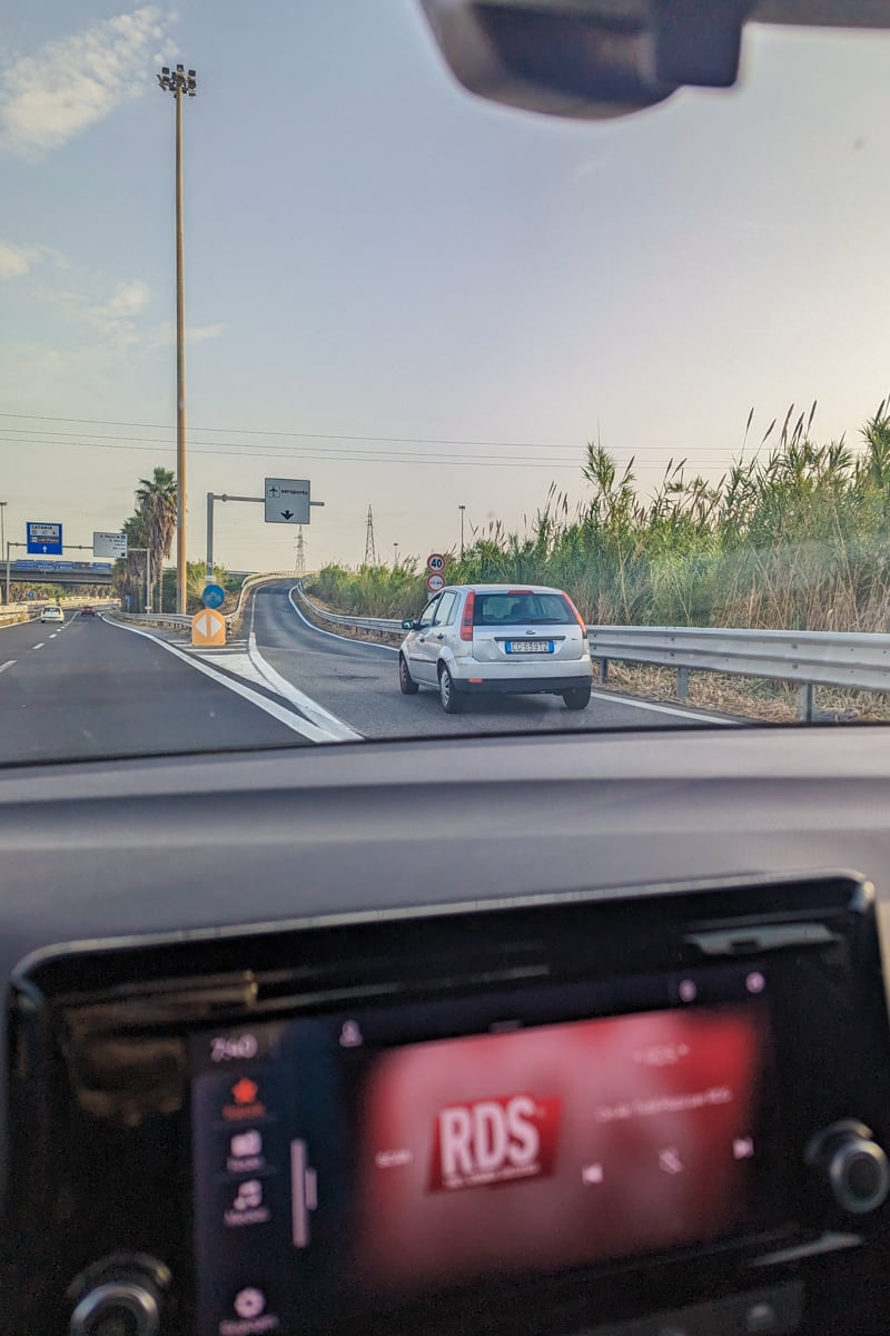 Zoom d'une sortie d'autoroute en Sicile