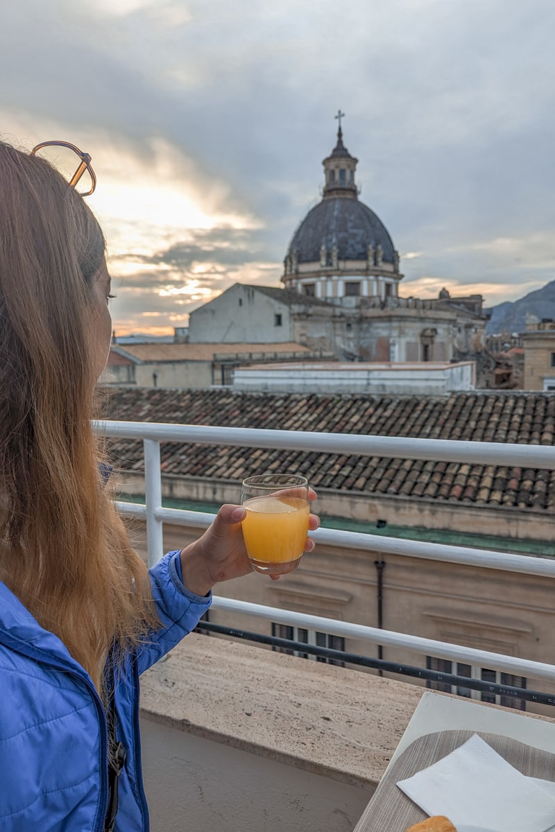 Personne à la terrasse du B&B à Palerme